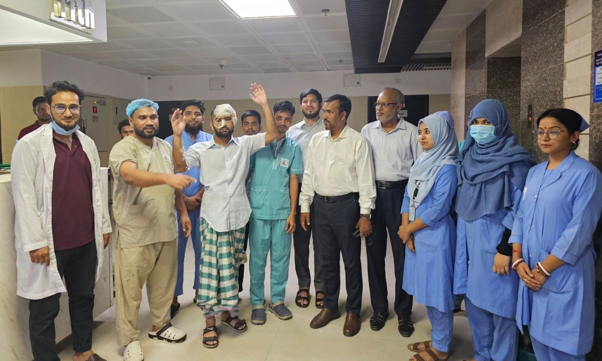 শনিবার রাতে আহত শিক্ষার্থী মামুন মিয়াকে হাঁটানো হয়। ছবি- রূপালী বাংলাদেশ