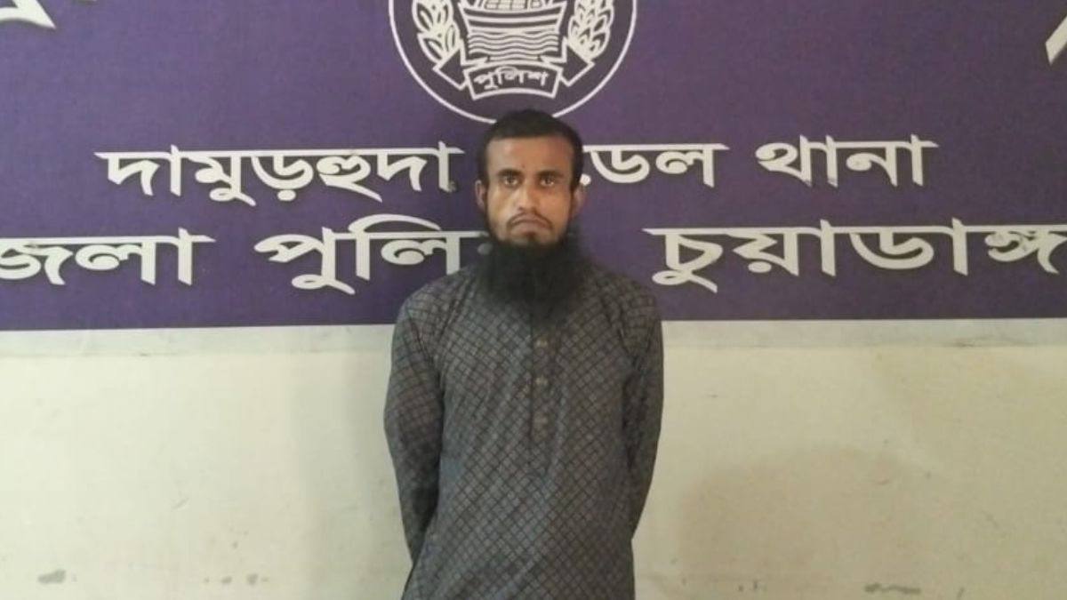 আটক মানিক। ছবি- রূপালী বাংলাদেশ