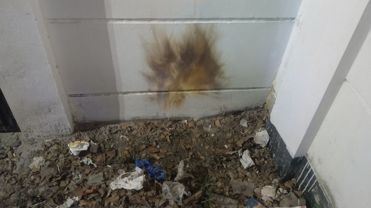 মানিকগঞ্জে জেলা জজের বাসভবনের সামনে বিস্ফোরণ করা ককটেল চিহ্ন। ছবি- রূপালী বাংলাদেশ