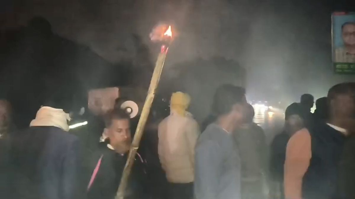 মানিকগঞ্জে মনোনয়নবঞ্চিত বিএনপির দুই নেতার কর্মী-সমর্থকের মহাসড়ক অবরোধ। ছবি- রূপালী বাংলাদেশ