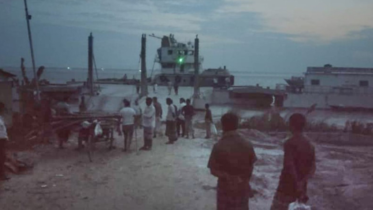 পাটুরিয়া লঞ্চঘাটে লঞ্চ চলাচল বন্ধ। ছবি- রূপালী বাংলাদেশ