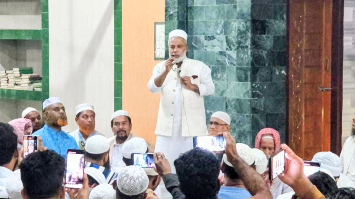 বক্তব্য দেন বিএনপির নির্বাহী কমিটির সদস্য সভাপতি আজহারুল ইসলাম মান্নান। ছবি- রূপালী বাংলাদেশ