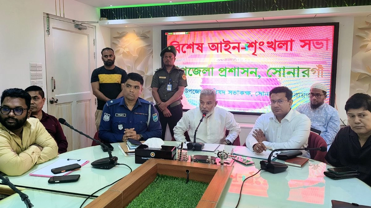 বক্তব্য দেন নারায়ণগঞ্জ-৩ আসনের সংসদ সদস্য আজহারুল ইসলাম মান্নান। ছবি : রূপালী বাংলাদেশ