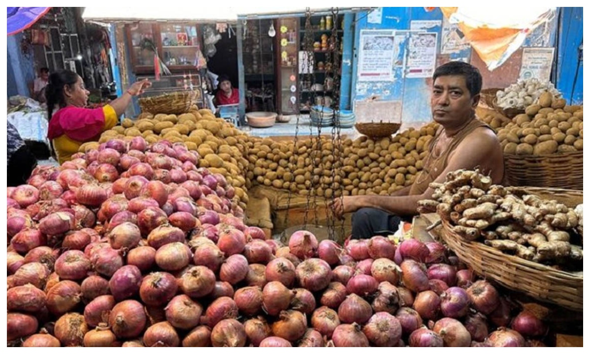 কাঁচাবাজারে বেড়েছে পেঁয়াজের ঝাঁজ