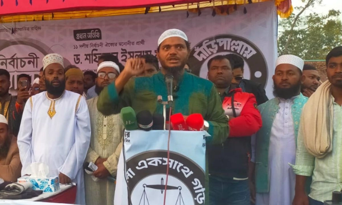 বক্তব্য দেন পটুয়াখালী-২ আসনের দাঁড়িপাল্লা মার্কার প্রার্থী ড. শফিকুল ইসলাম মাসুদ। ছবি : রূপালী বাংলাদেশ