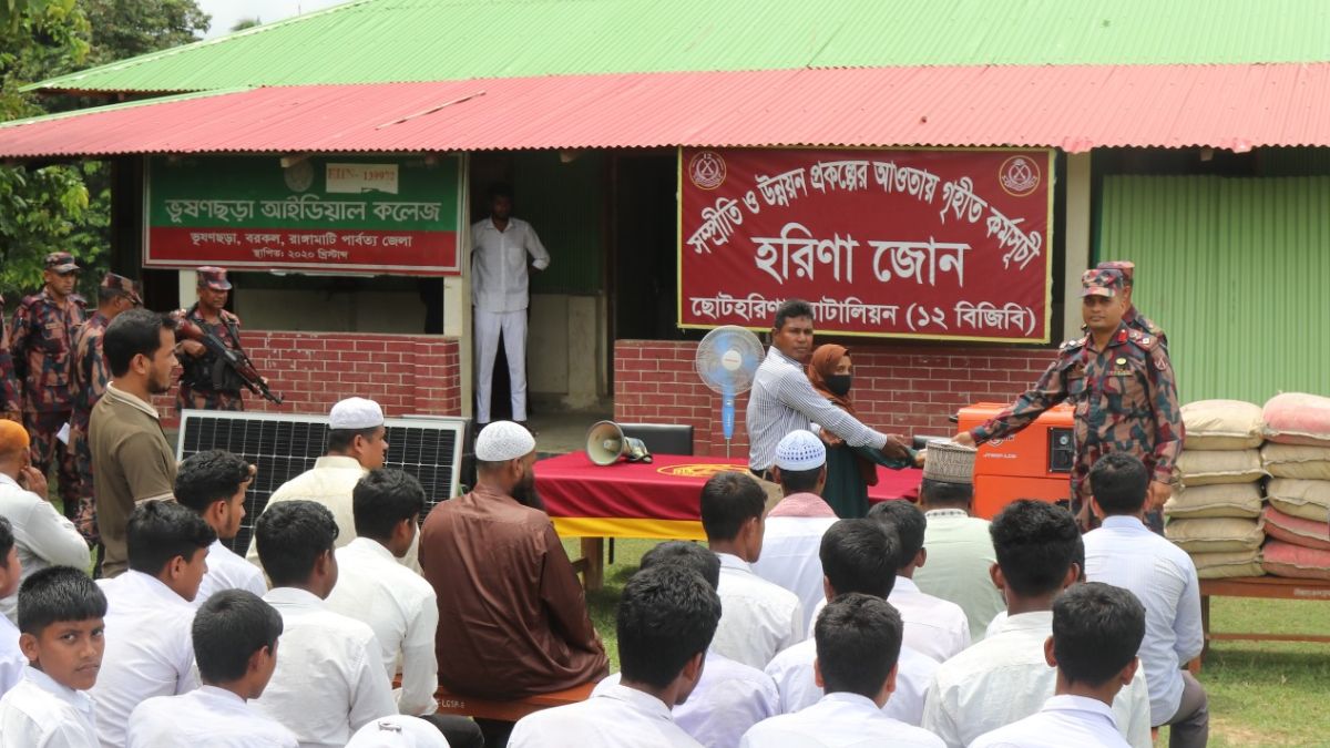 রাঙামাটিতে বিজিবির উদ্যোগে উন্নয়ন উপকরণ বিতরণ ও আর্থিক অনুদান প্রদান। ছবি- রূপালী বাংলাদেশ