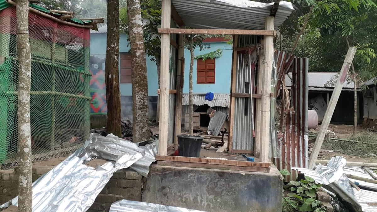 ফুলবাড়িয়ায় মাদক কারবারিদের বাড়িতে ভাঙচুর-অগ্নিসংযোগ