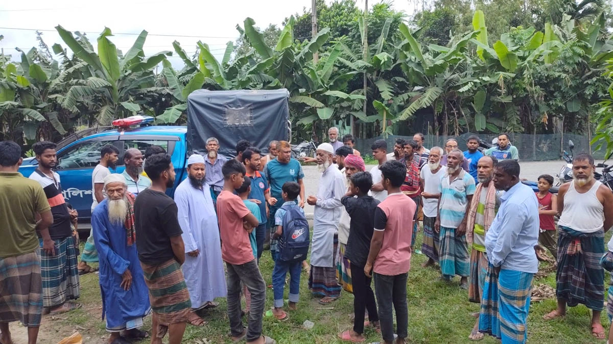ডাকাতরা পালিয়ে যাওয়ার পর পুলিশ এসে ঘটনার তদন্ত করছেন।   ছবি- রূপালী বাংলাদেশ