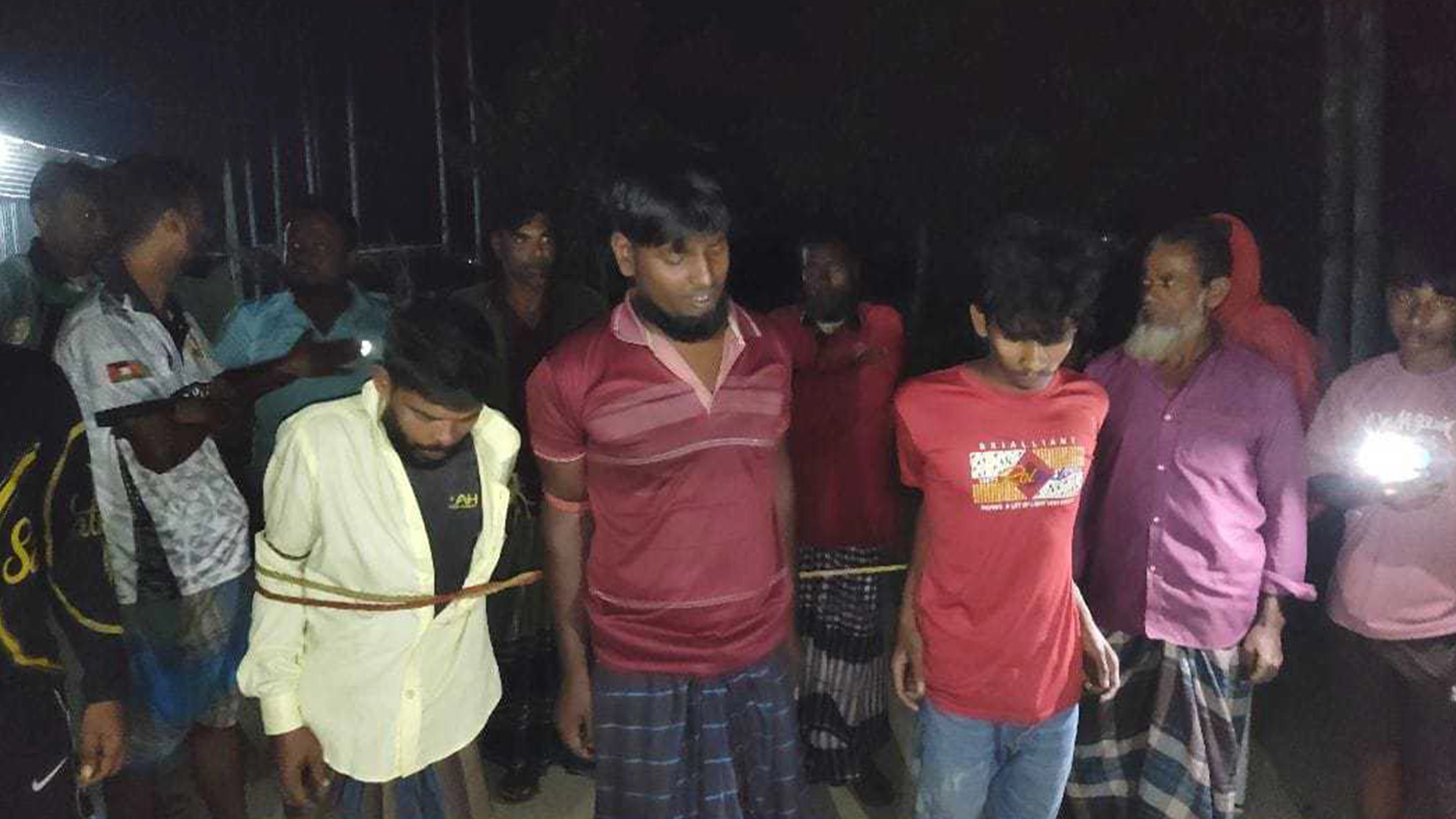 জনতার হাতে আটক তিন যুবক