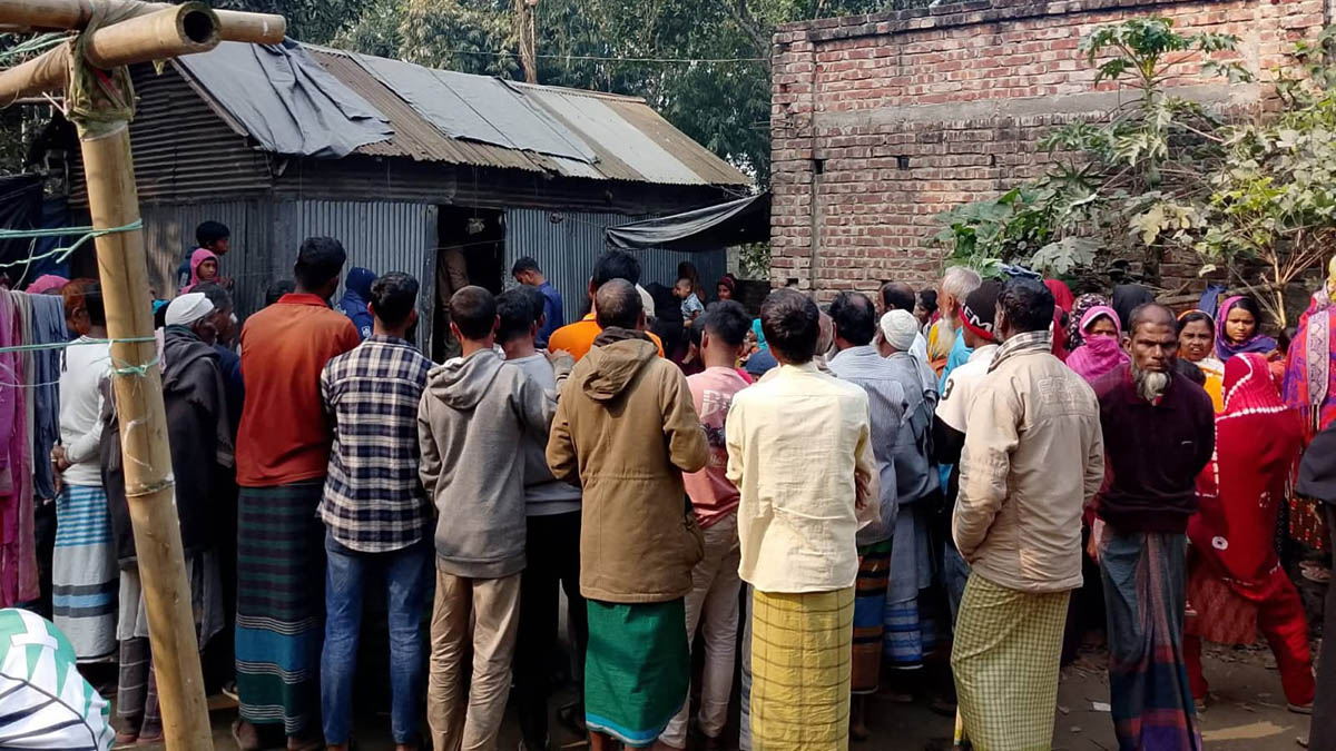 খবর শুনে  প্রতিবেশীরা নিহতের বাড়িতে ভিড় করে।     ছবি : রূপালী বাংলাদেশ
