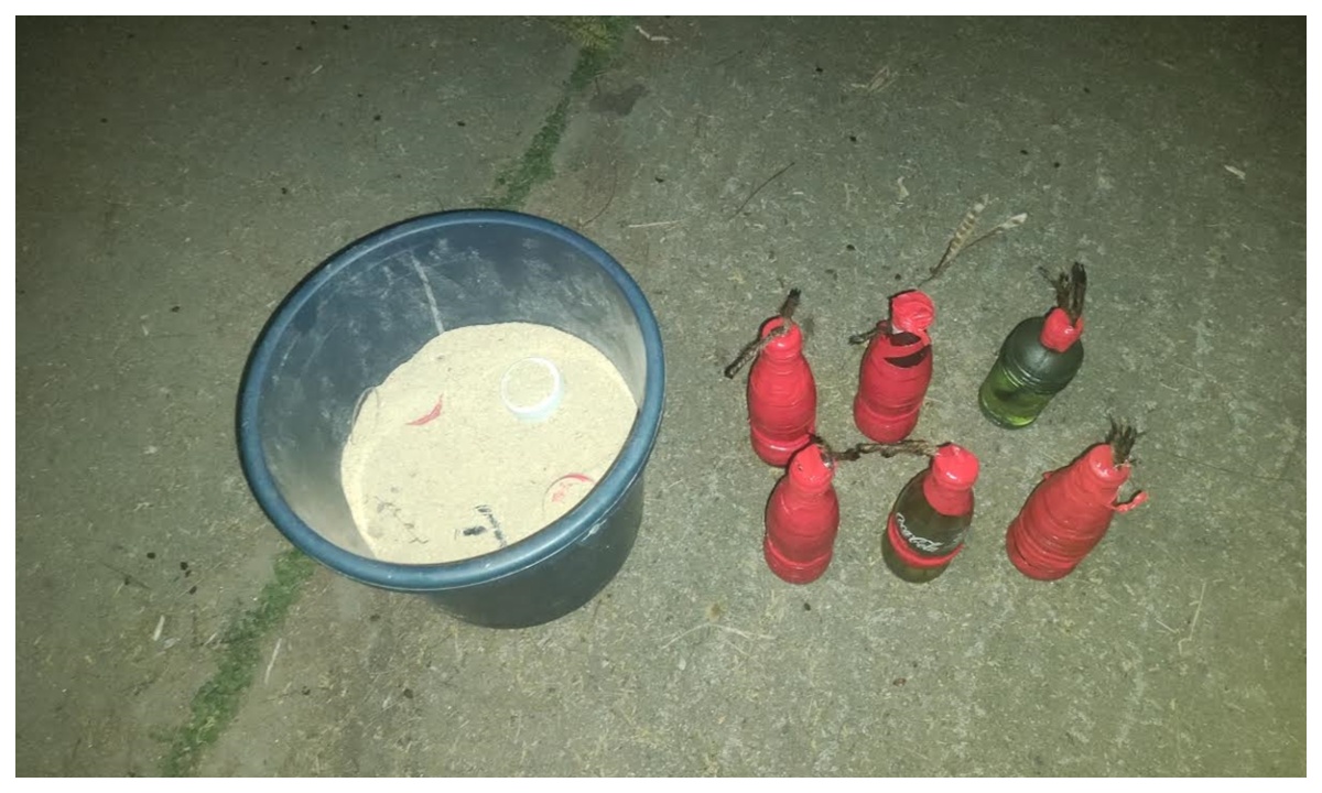 পেট্রোল বোমা ও ককটেল উদ্ধার করেছে র‍্যাব। ছবি- সংগৃহীত