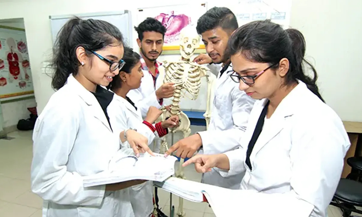 বেসরকারি মেডিকেল কলেজের শিক্ষার্থী। ছবি : সংগৃহীত