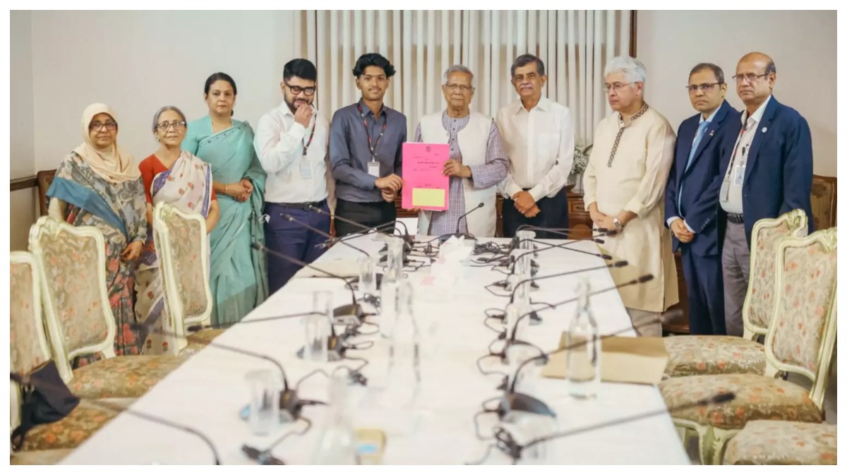 সাংবাদিক দম্পতি সাগর সরওয়ার ও মেহেরুন রুনির সন্তান মাহির সরওয়ার মেঘের কাছে জমির দলিল হস্তান্তর। ছবি- সংগৃহীত