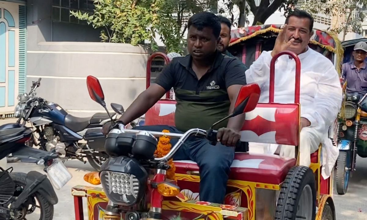 রিকশায় রাজশাহী শহরে ঘুরছেন ভূমিমন্ত্রী মিজানুর রহমান মিনু। ছবি : রূপালী বাংলাদেশ
