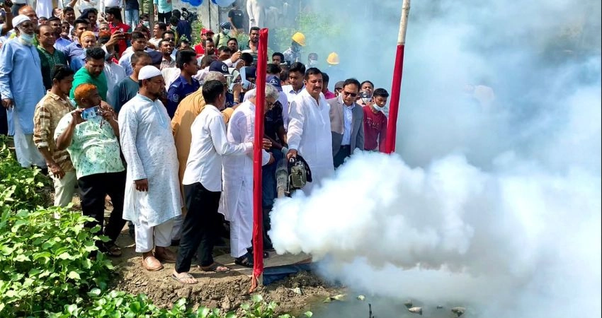 পরিষ্কার-পরিচ্ছন্নতা অভিযানে ভূমিমন্ত্রী মিজানুর রহমান মিনু। ছবি : রূপালী বাংলাদেশ