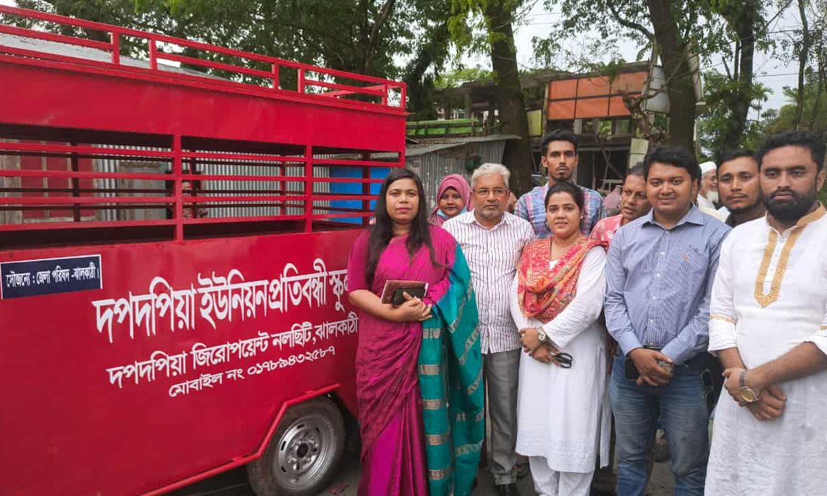 উপহার দেওয়া স্কুলভ্যানটির উদ্বোধন। ছবি- রূপালী বাংলাদেশ
