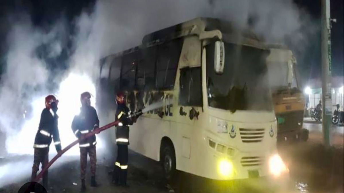 ফায়ার সার্ভিসের কর্মীরা আগুন নিয়ন্ত্রণে আনার চেষ্টা করেন।  ছবি- সংগৃহীত