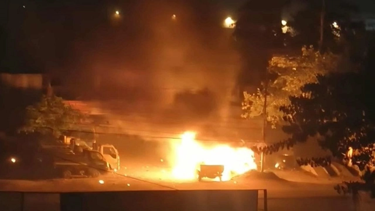 মধ্যরাতে মোহাম্মদপুরে গ্যারেজে আগুন, পুড়ল মাইক্রোবাস-পিকআপ