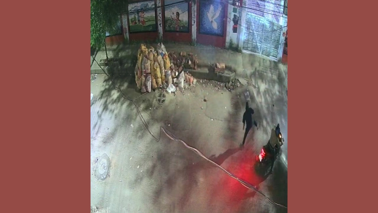 মোহাম্মদপুরে স্কুলে পেট্রোল বোমা নিক্ষেপ