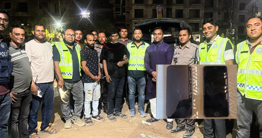 গ্রেফতার দুই ছিনতাইকারী এবং উদ্ধার হওয়া দুইটি ফোন। ছবি : সংগৃহীত