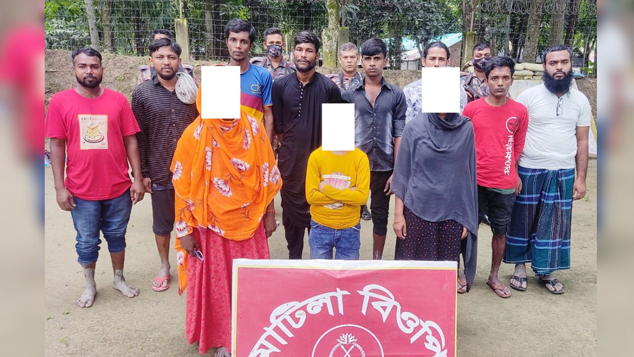 সীমান্ত দিয়ে ফেরত দেওয়া ১১ বাংলাদেশি। ছবি- রূপালী বাংলাদেশ