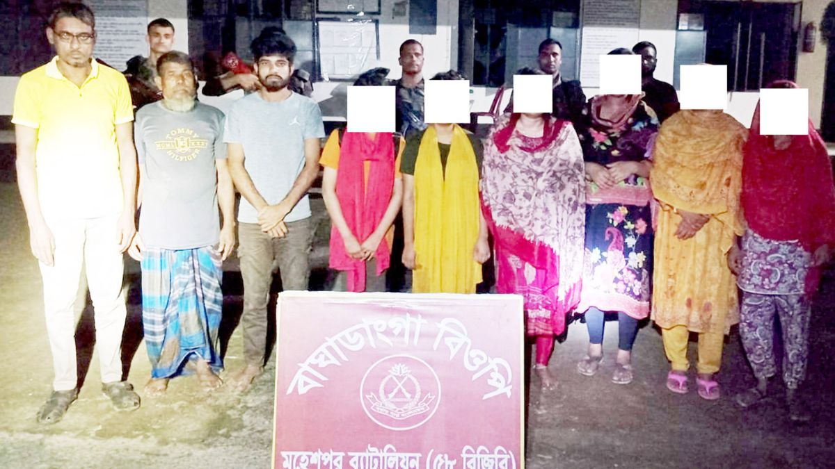 মহেশপুর সীমান্তে আটক হওয়া ১১ জন। ছবি- রূপালী বাংলাদেশ