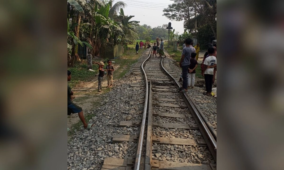 বেঁকে যাওয়া রেলপথ। ছবি : রূপালী বাংলাদেশ