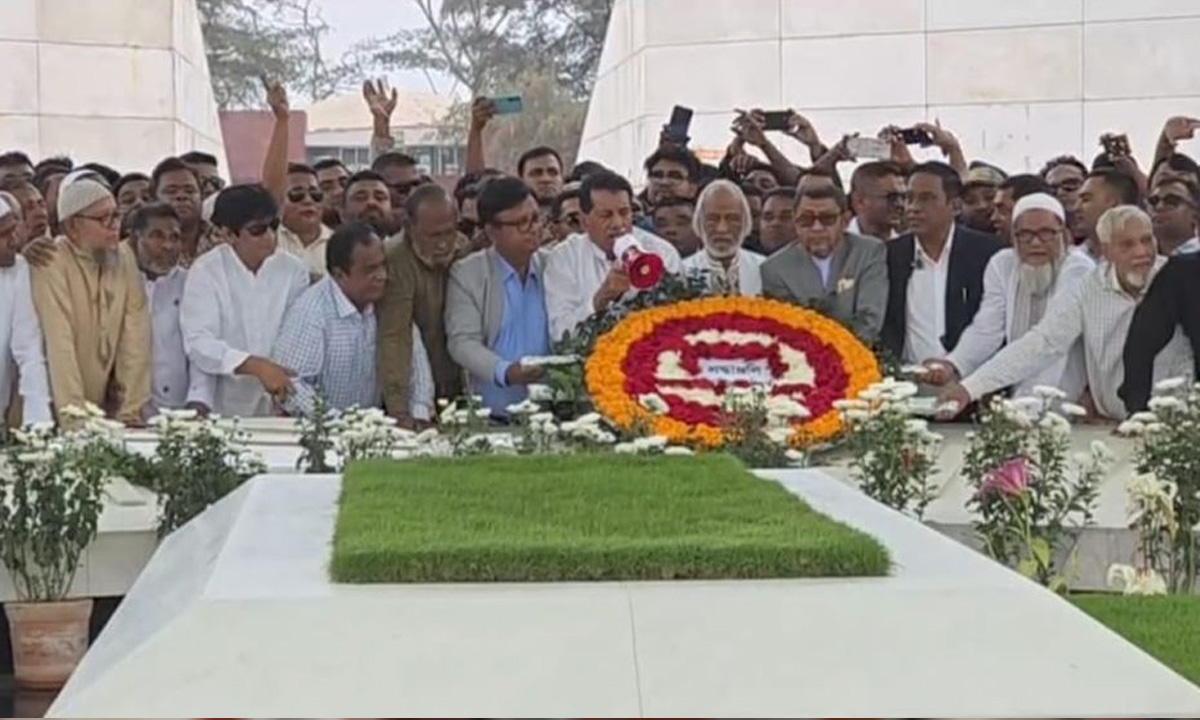 জিয়াউর রহমান ও খালেদা জিয়ার মাজারে জিয়ারতকালে মঈন খান। ছবি : সংগৃহীত