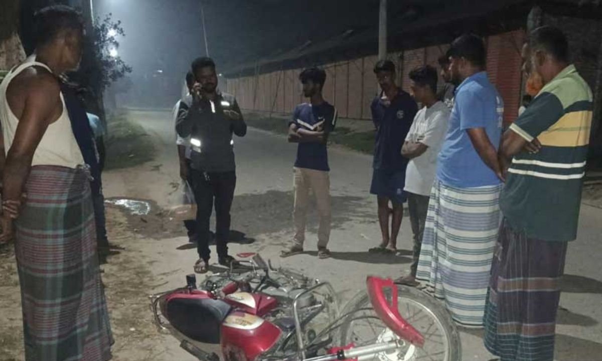 দুর্ঘটনাস্থলে স্থানীয়রা। ছবি : সংগৃহীত