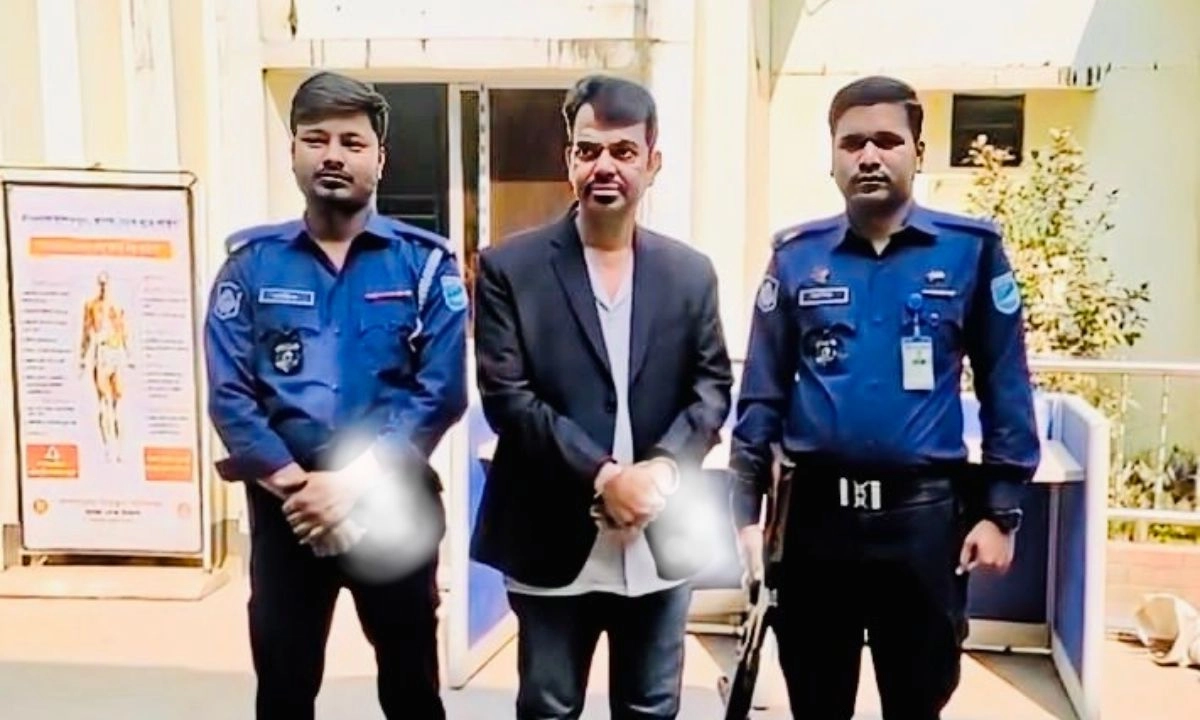 মোশারফ হোসেন  ওরফে মোশাকে কারাগারে নেওয়া হয়। ছবি : রূপালী বাংলাদেশ