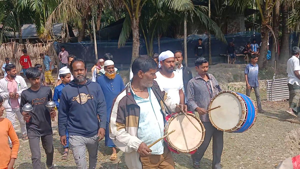 ঢাক-ঢোল বাজিয়ে জমি বুঝে নিলেন মালিকপক্ষ। ছবি : রূপালী বাংলাদেশ