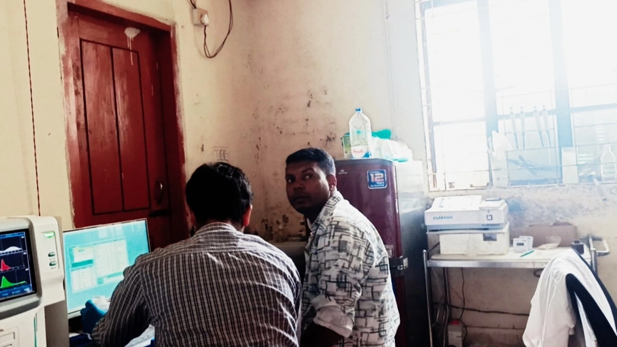 মঠবাড়িয়া উপজেলা স্বাস্থ্য কমপ্লেক্সের প্যাথলজি বিভাগে রিপোর্ট করছেন গাড়ি চালক বেল্লাল হোসেন। ছবি : রূপালী বাংলাদেশ