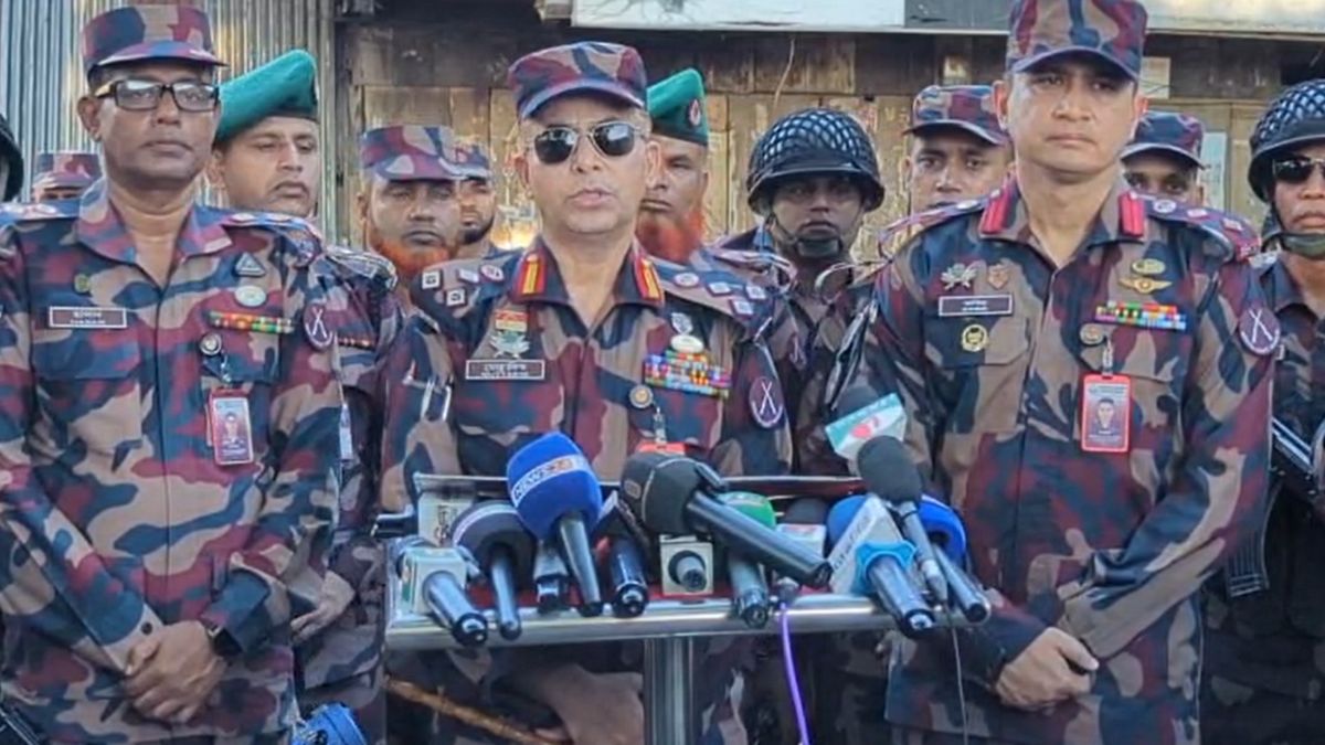 সাংবাদিকদের সঙ্গে কথা বলেন খাগড়াছড়ি ৩২ বিজিবি সেক্টর কমান্ডার কর্নেল মো. আব্দুল মোত্তাকিম। ছবি- ভিডিও থেকে নেওয়া