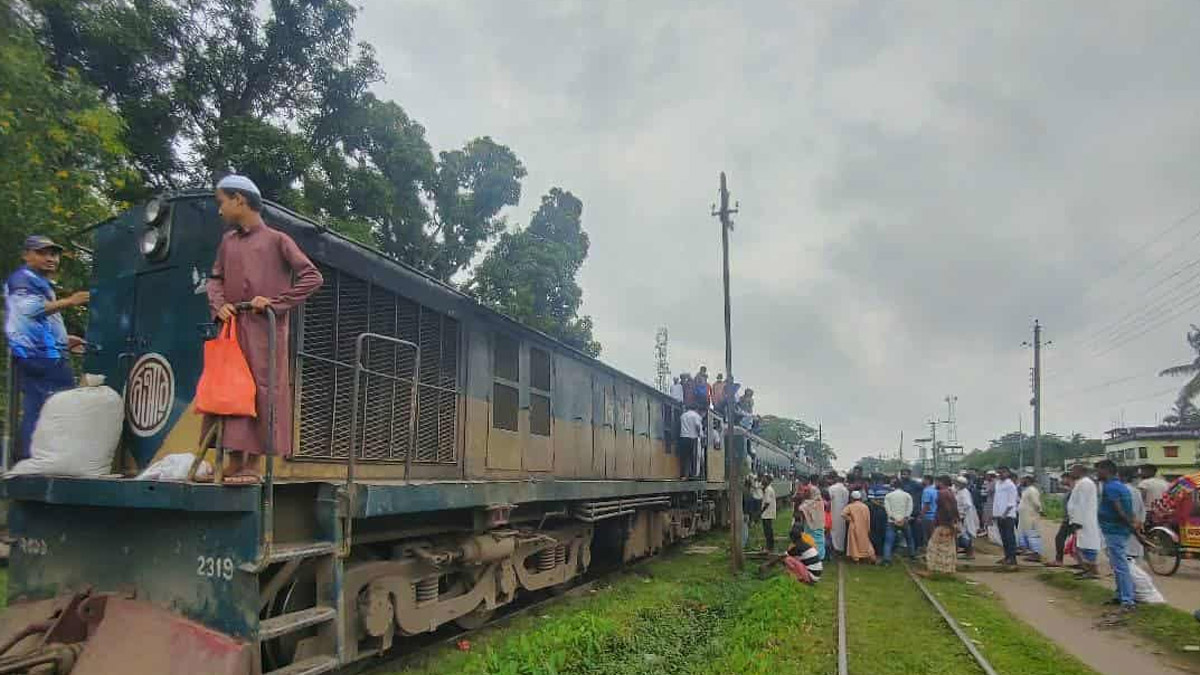 গফরগাঁওয়ে বলাকা কমিউটার ট্রেনে আগুন লেগে ইঞ্জিন বিকল হয়ে যায়।  ছবি- রূপালী বাংলাদেশ