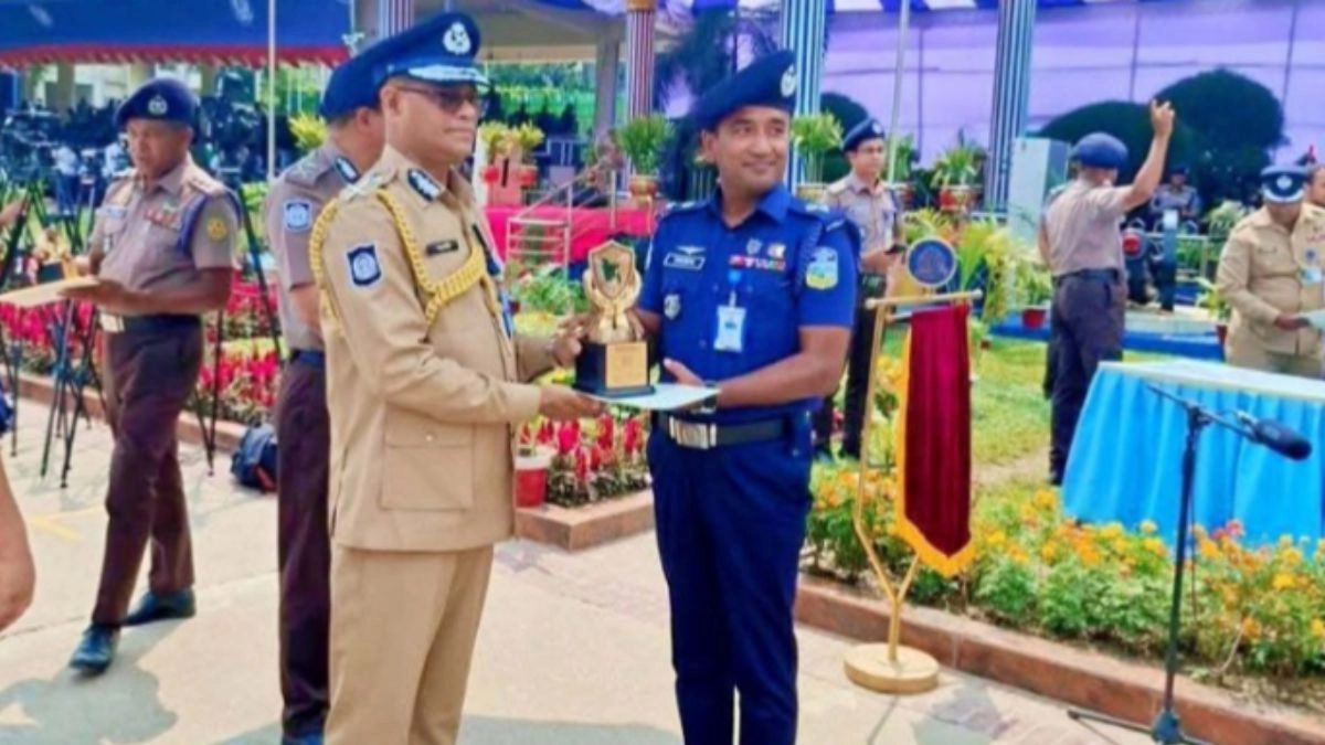 আইজিপি মো. আলী হোসেন ফকিরের হাত থেকে পুরস্কার নিচ্ছেন পুলিশ সুপার মোহাম্মদ কামরুল হাসান