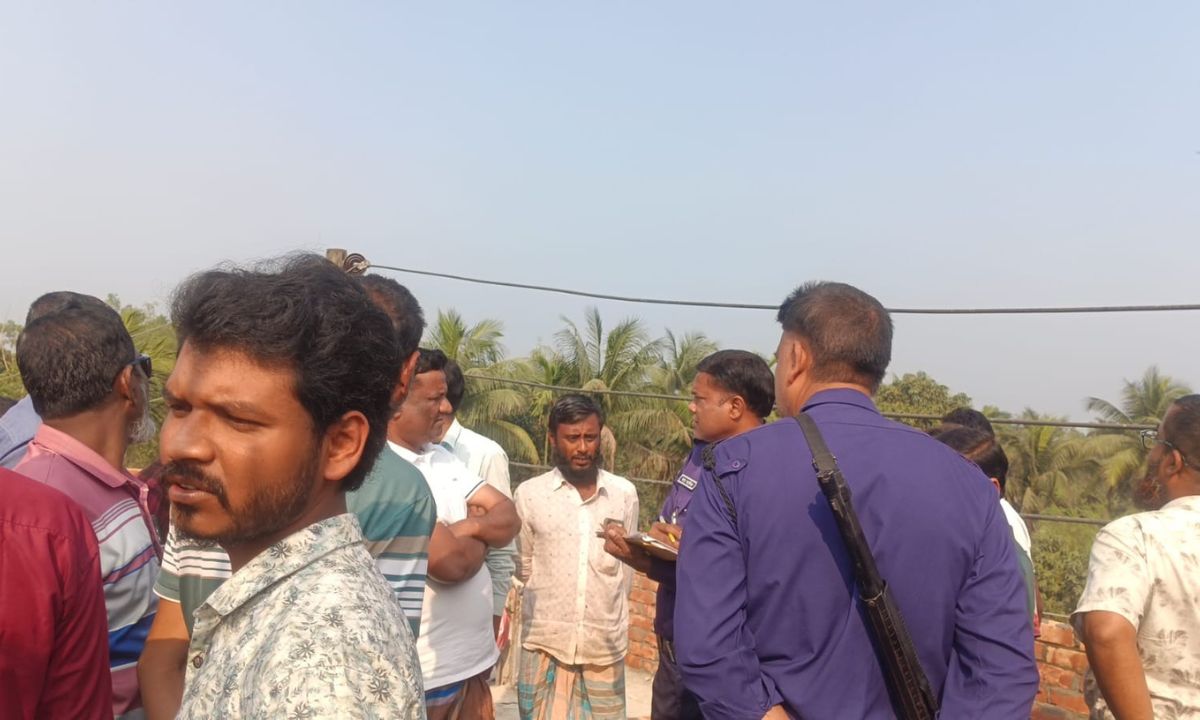 সড়ক দুর্ঘটনার খবরে স্থানীয়দের ভিড়। ছবি : রূপালী বাংলাদেশ
