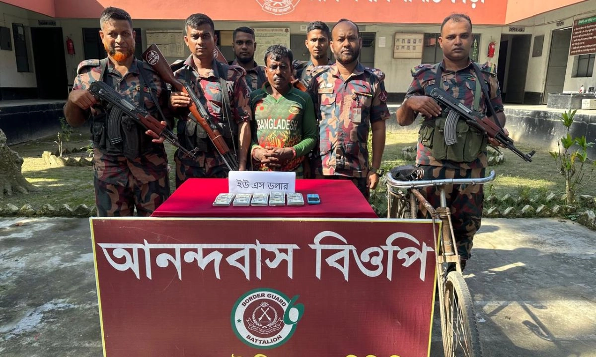 মুজিবনগর সীমান্তে ৫১,০০০ ইউএস ডলারসহ পাচারকারী আটক। ছবি- রূপালী বাংলাদেশ