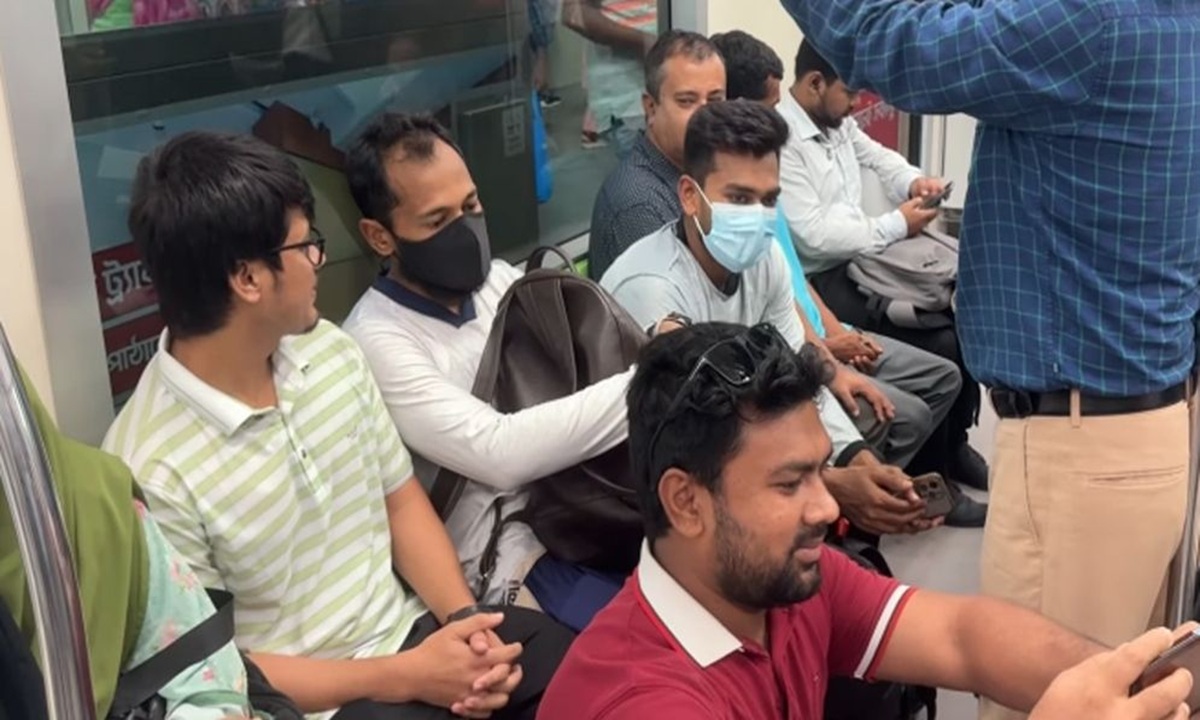 মেট্রোরেলে মুশফিকুর রহিম ও মেহেদী হাসান মিরাজ। ছবি- সংগৃহীত