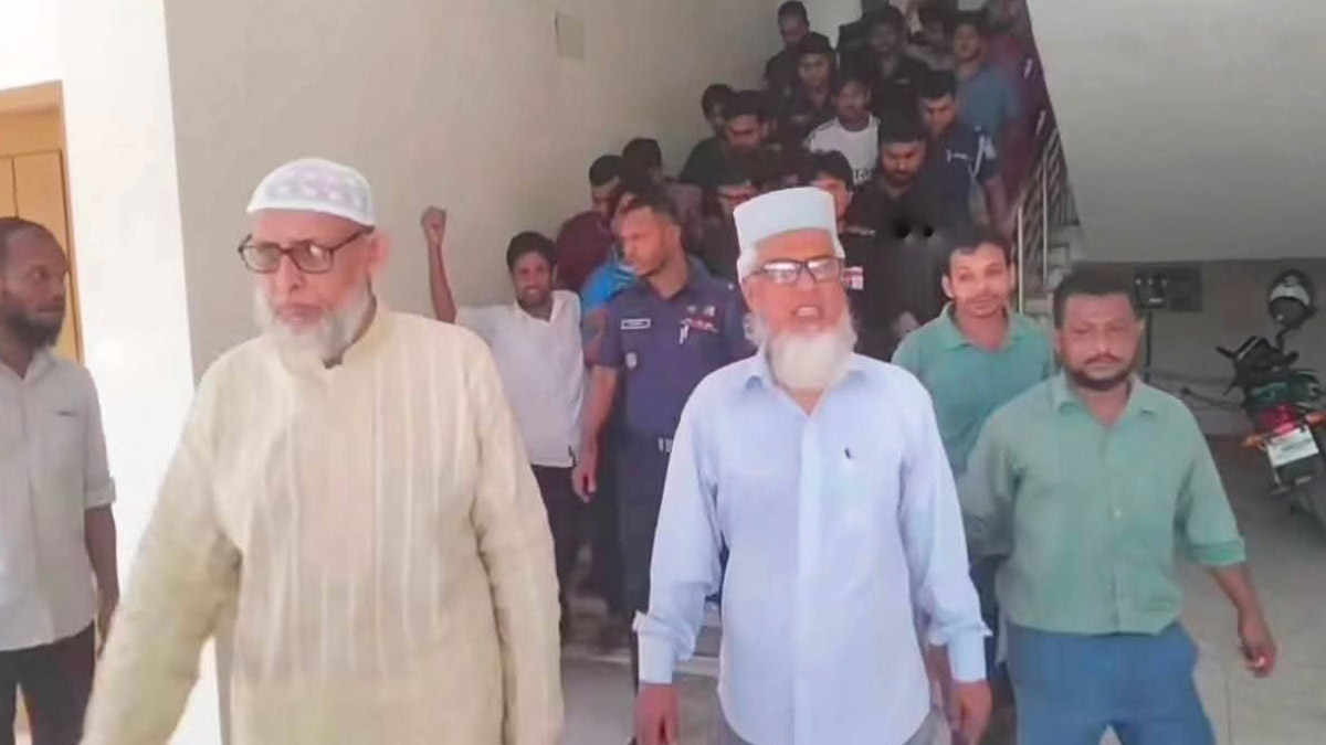 মুচলেকা দিয়ে অটোরিকশা করে ক্যাম্পাস ছেড়েছেন আনন্দ মোহন কলেজের সদ্য যোগদানকৃত ভারপ্রাপ্ত অধ্যক্ষ অধ্যাপক মো. সাকির হোসেন। ছবি- রূপালী বাংলাদেশ