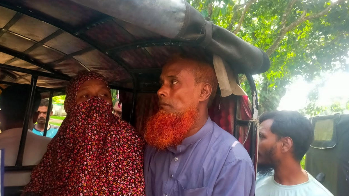 হালুয়াঘাট থানায় স্বামীকে খাবার দিতে গিয়ে গ্রেপ্তার হয়েছেন স্ত্রী। ছবি- রূপালী বাংলাদেশ