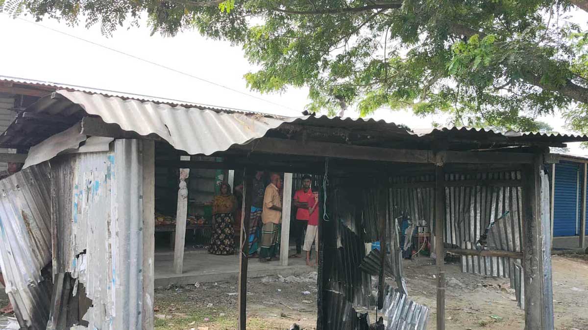 নান্দাইলে গভীর রাতে একটি বিপণি বিতাণ ভাঙচুরসহ একটি দোকানে আগুন ধরিয়ে দেওয়ার অভিযোগ। ছবি- রূপালী বাংলাদেশ