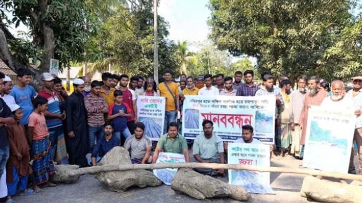 কাঠের গুঁড়ি ফেলে সড়ক অবরোধ করে এলাকাবাসীর বিক্ষোভ। ছবি- রূপালী বাংলাদেশ