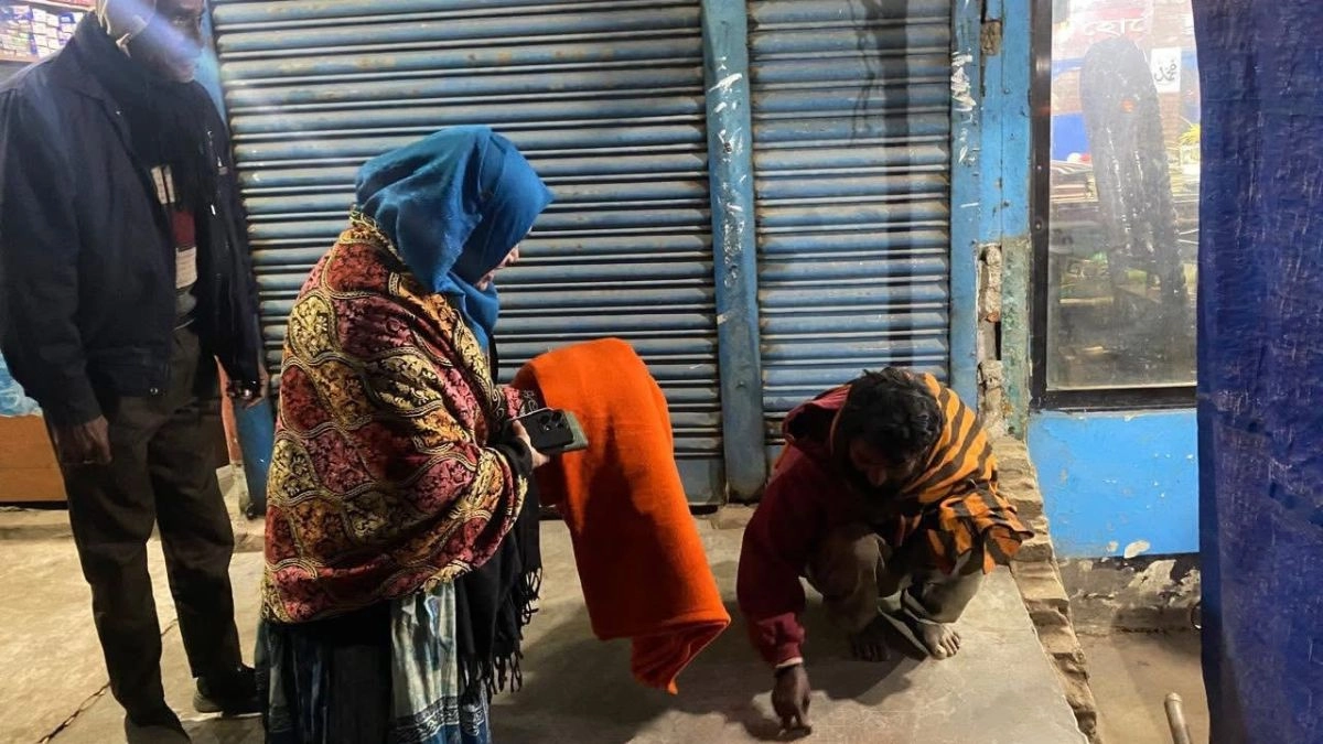 শীতার্ত মানুষের পাশে সহকারী কমিশনার (ভূমি) ও বড়লেখা পৌরসভার প্রশাসক নাঈমা নাদিয়া। ছবি- রূপালী বাংলাদেশ