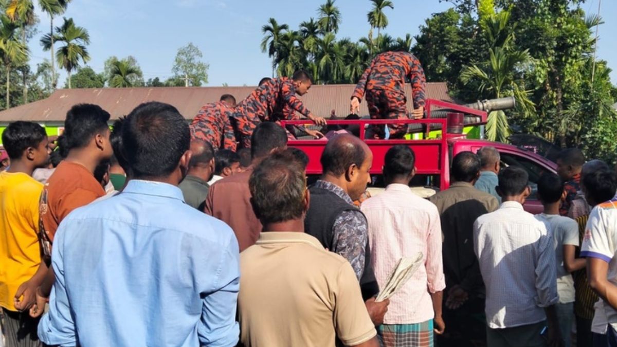 নিহত গাড়িচালক জাহিদ আহমেদের মরদেহ উদ্ধার করে ফায়ার সার্ভিস অ্যান্ড সিভিল ডিফেন্সের কর্মকর্তারা। ছবি- রূপালী বাংলাদেশ