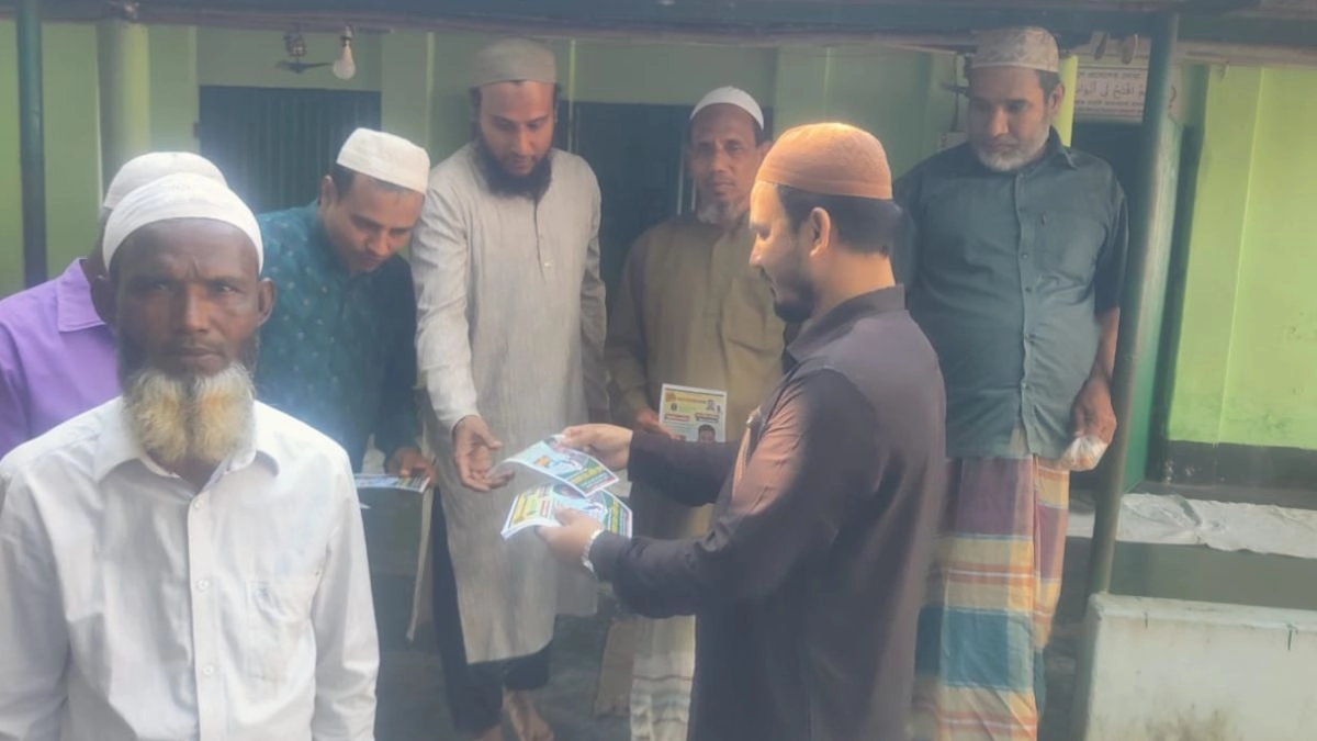 লিফলেট বিতরণ করেন ঠাকুরগাঁও-২ আসনের এবি পার্টির মনোনীত প্রার্থী নাহিদ রানা। ছবি- রূপালী বাংলাদেশ
