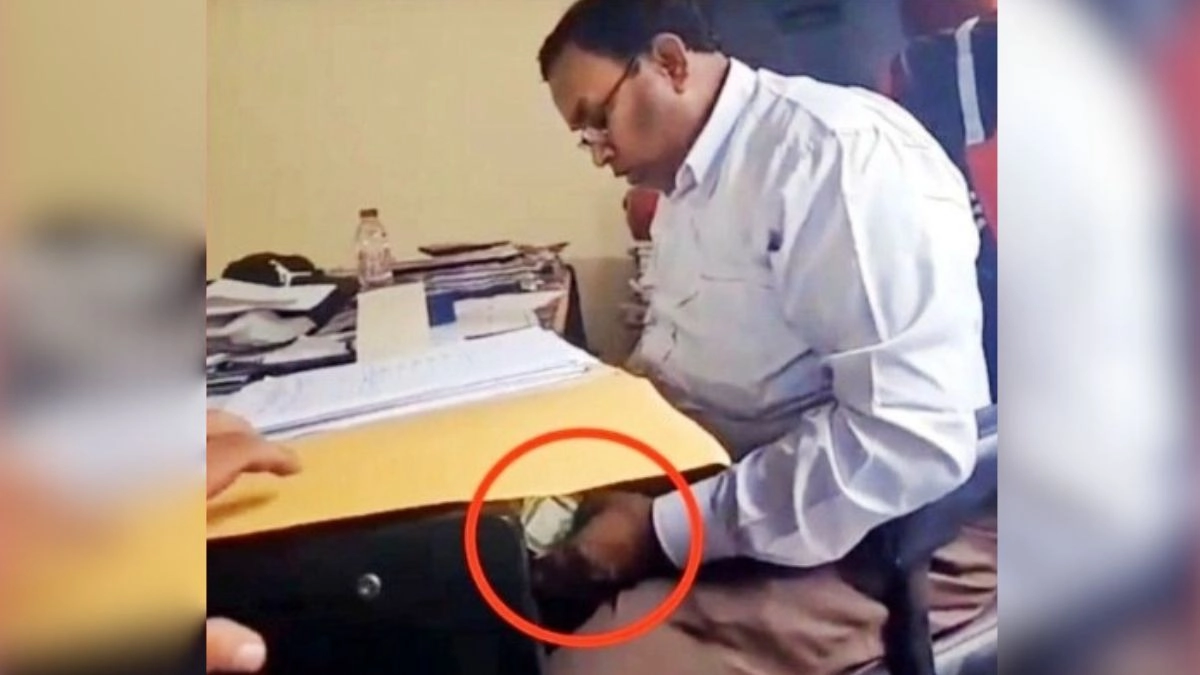 ঘুষ নেওয়ার ভাইরাল ভিডিও থেকে নেওয়া।