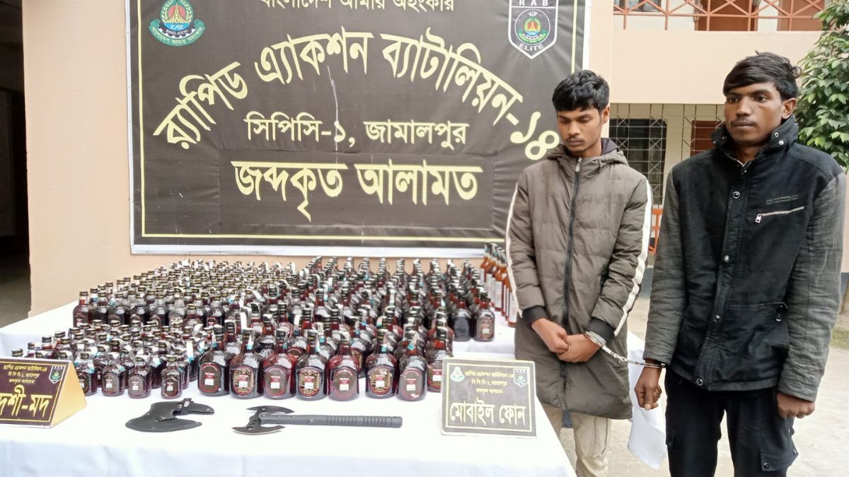 মদসহ আটককৃতরা। ছবি- রূপালী বাংলাদেশ