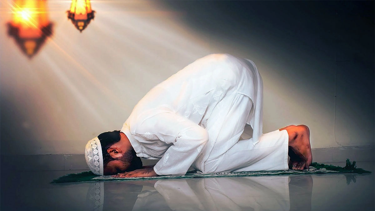 নামাজ আদায় করছেন এক মুসল্লি।        ছবি- সংগৃহীত