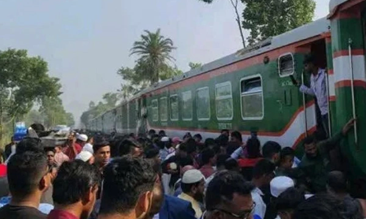 মহানগর এক্সপ্রেস ট্রেনের কোচ লাইনচ্যুত।  ছবি : সংগৃহীত