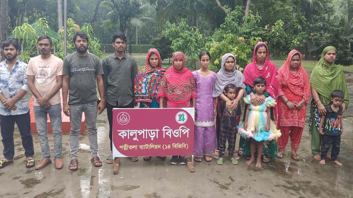 নওগাঁর ধামইরহাট ও সাপাহার সীমান্ত দিয়ে নারী শিশুসহ ১৮ জন বাংলাদেশিকে পুশইন করেছে বিএসএফ । ছবি- রূপালী বাংলাদেশ